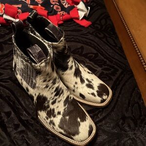 Stiefeld : The Aurora Hair-on hide ankle boots